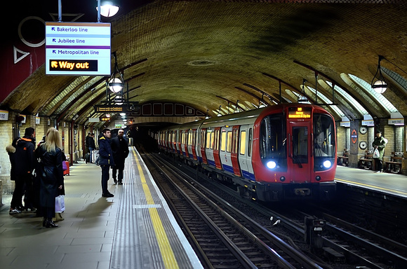 A Hammersmith & City Line S7 train, led by 21361 arrives at Baker Street with a service to Barking.