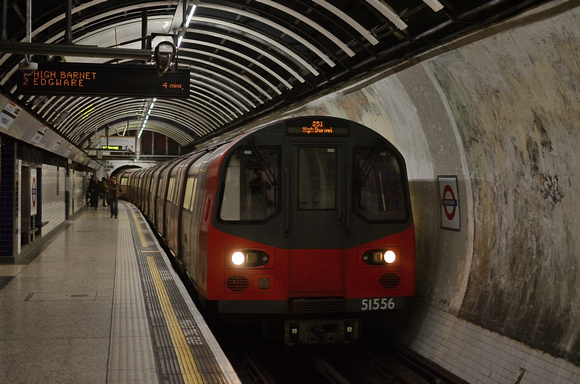 51556 arrives into Moorgate with a Northern Line service to High Barnet.