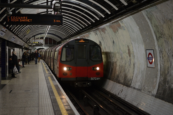 51724 arrives into Moorgate with a Northern Line service to Edgware.
