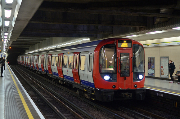 21478 arrives into Blackfriars with a District Line service to Upminster.