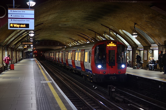 Baker Street is the setting as 21473 works a Circle Line service via Liverpool Street.